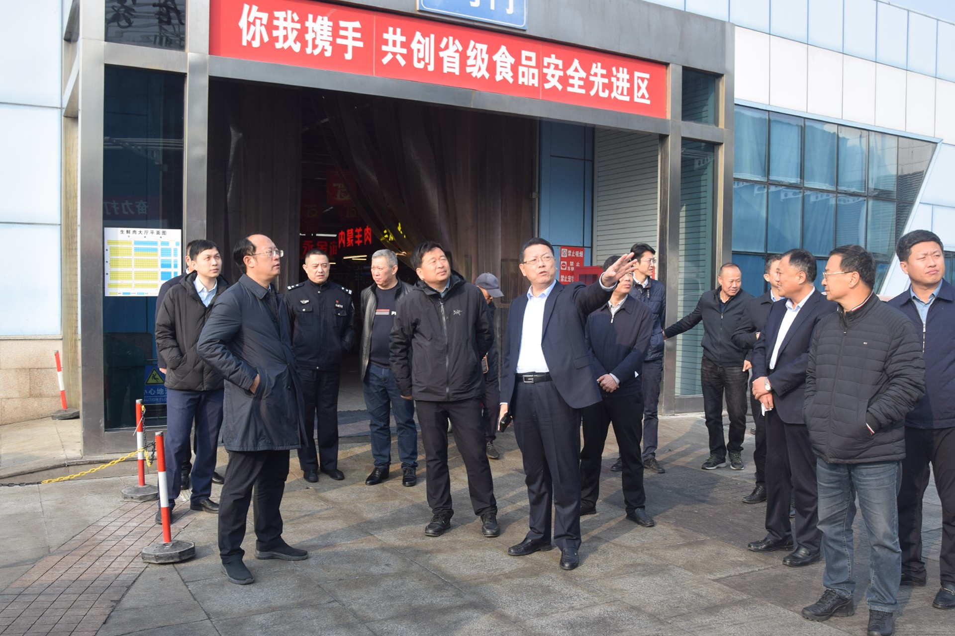 城阳区委副书记田青松莅临城阳批发市场督导检查人员密集场所安全防范工作